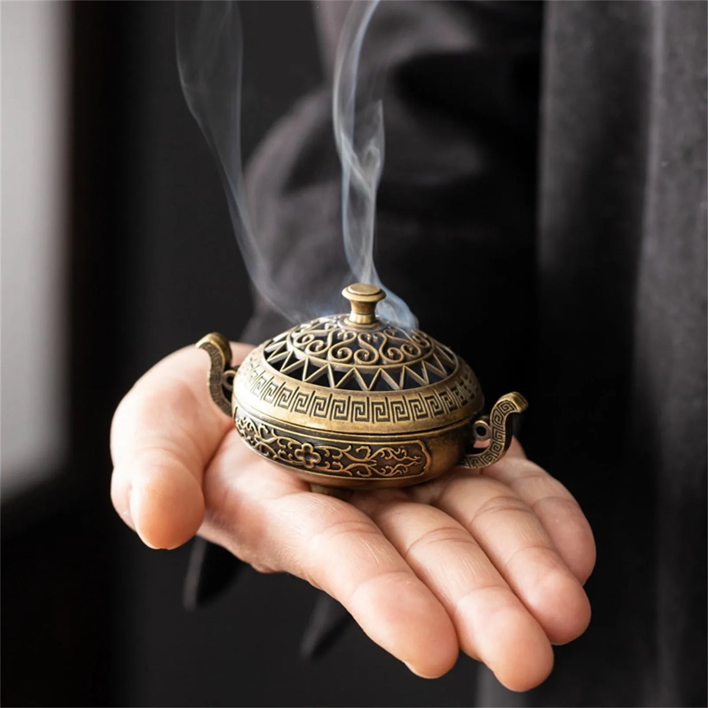 Small Incense Burner, Vintage Alloy Incense Burner with Hollowed Out Patterns, Household Room Aroma Diffuser, Mini Censer